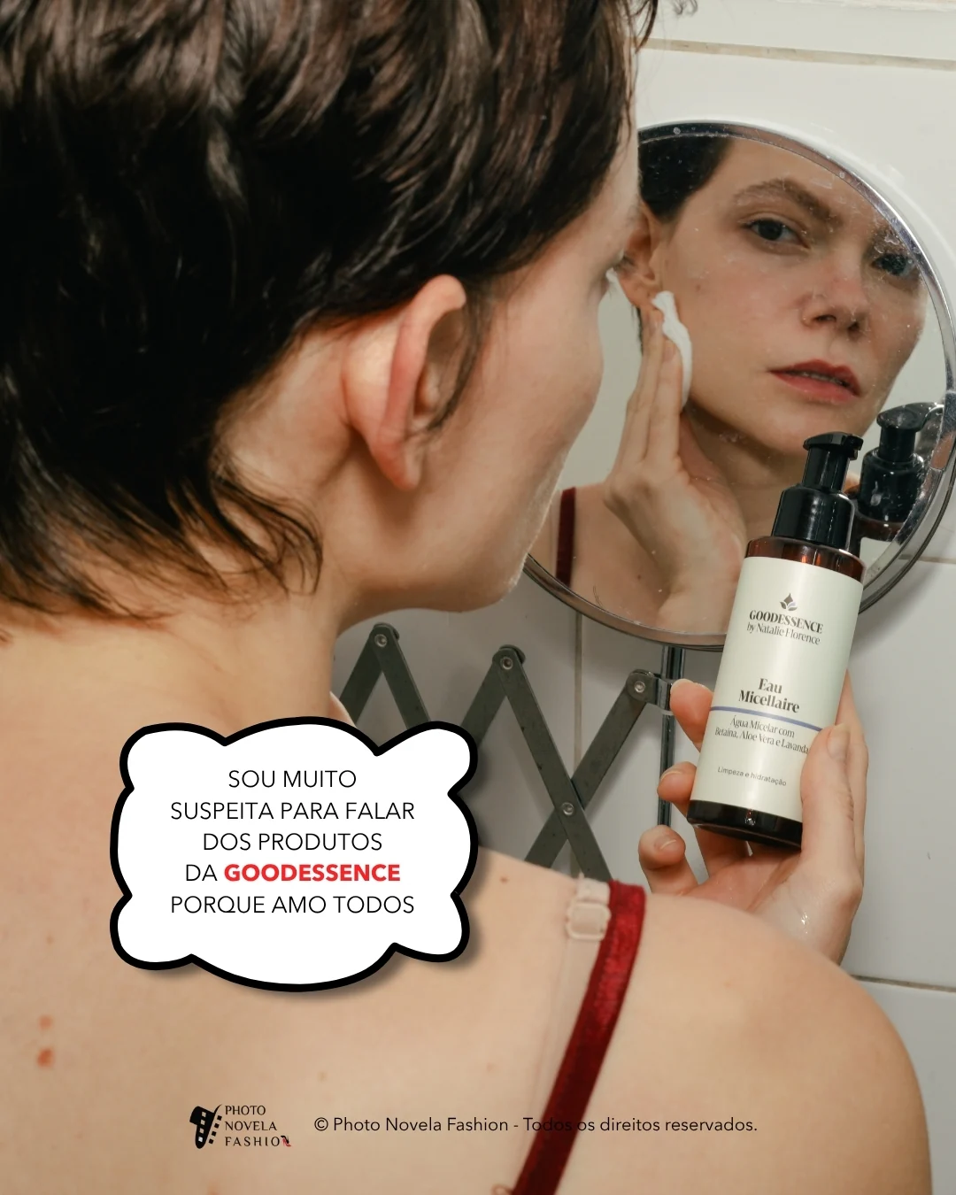 Personagem usando um produto de skincare em frente ao espelho, em cena da trama
